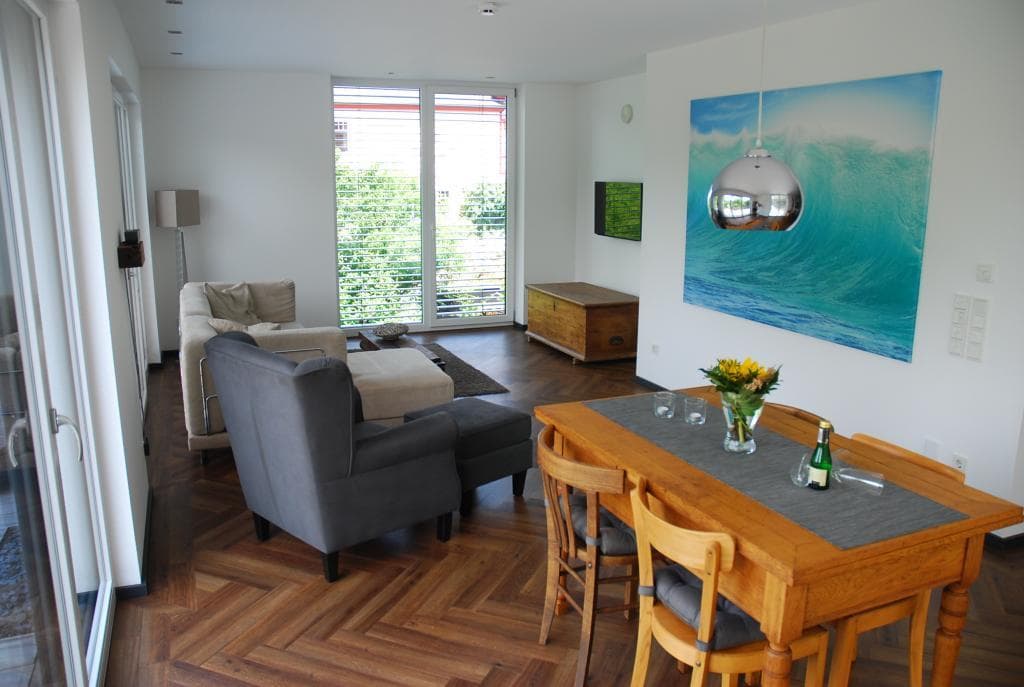 Lichtdurchflutetes Wohnzimmer im Ferienhaus Bullay mit moderner Einrichtung und Panoramablick auf Moseltal und Weinberge